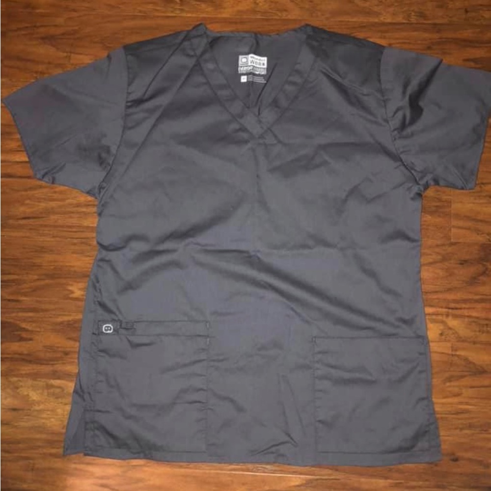 Wonder Wink grey top size medium